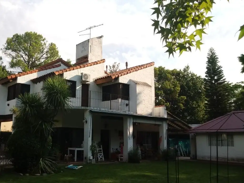 COUNTRY LOMA VERDE " CASA EN DOS PLANTAS CON PARQUE Y PISCINA