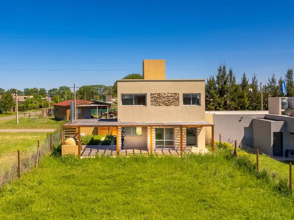 Casa 2 dormitorios a estrenar con amplia galería y jardín en Funes Town