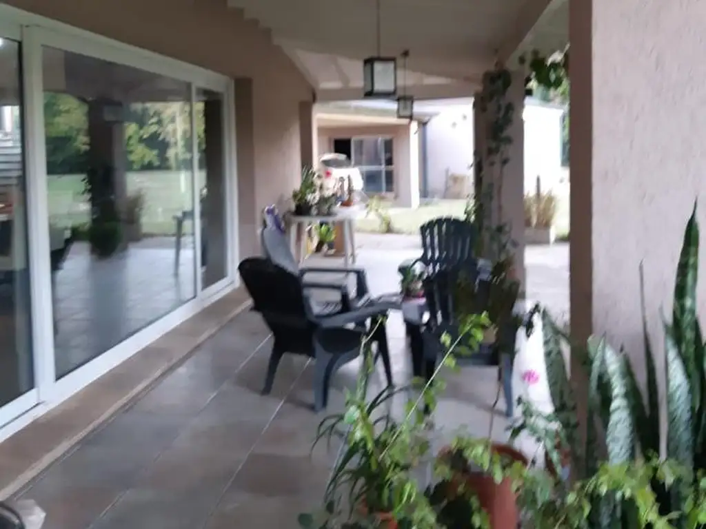 EXCELENTE CASA EN VENTA - MUY BUEN ESTADO - PILETA  - QUINCHO