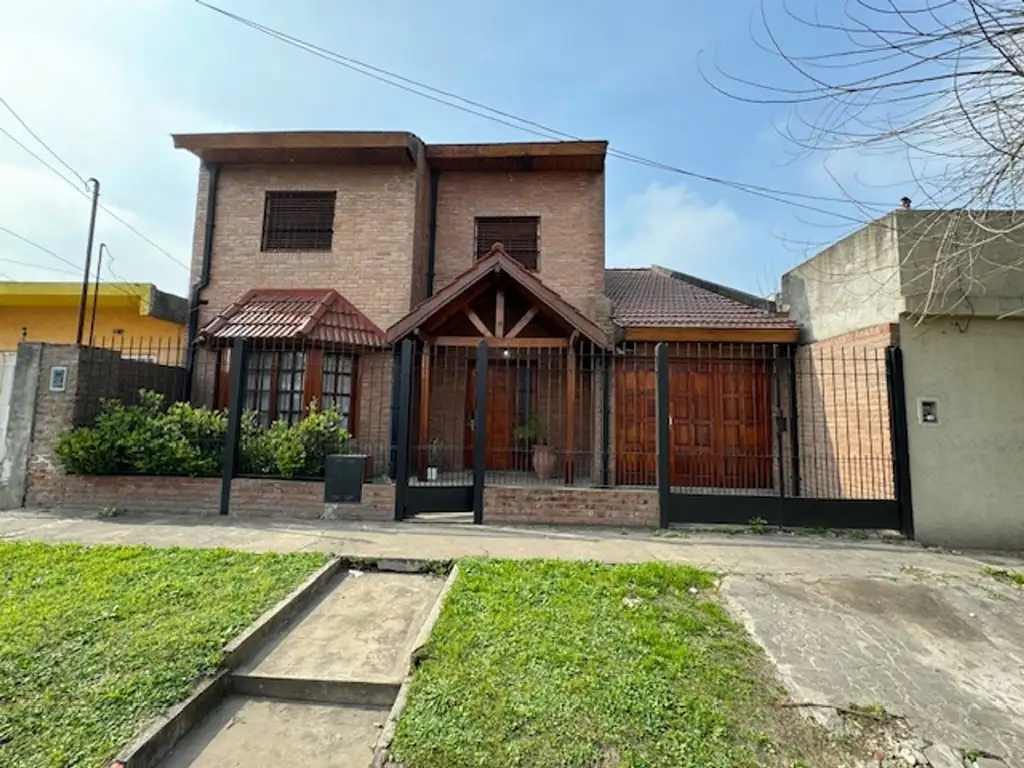 VENTA DE EXCELENTE CHALET DE 2 PLANTAS EN MERLO