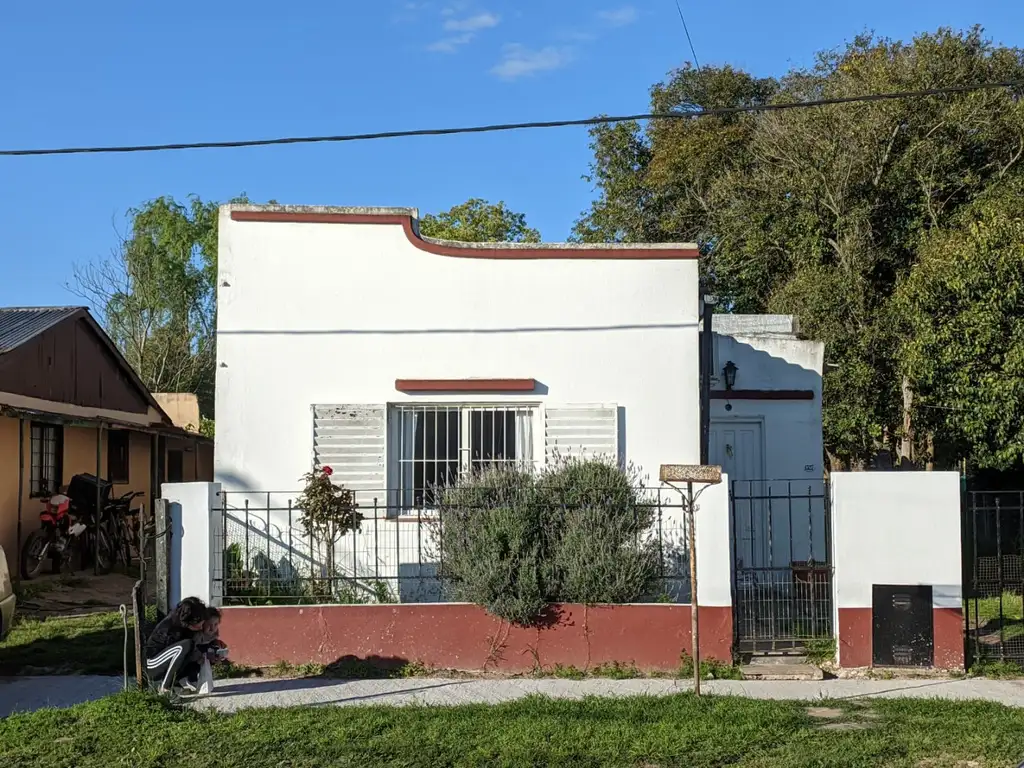 CASA EN CAPILLA DEL SEÑOR, A ESCASOS METROS DE ESTACION FERROCARRIL Y TERMINAL DE OMNIBUS