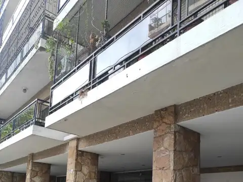 Excelente edificio en mejor ubicación de Villa del Parque 4 ambientes al contrafrente con cochera.