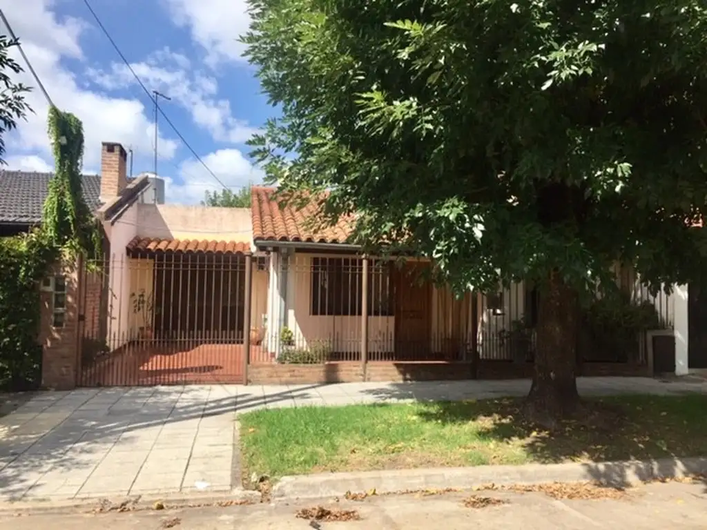 CHALET DE 5 AMB EN BANFIELD ESTE