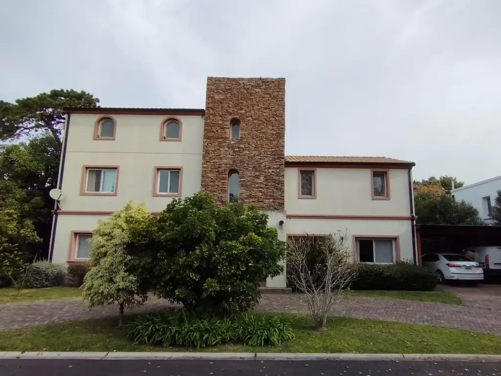 EXCELENTE CASA EN BARRIO ATALAYA, LOMAS DE SAN ISIDRO