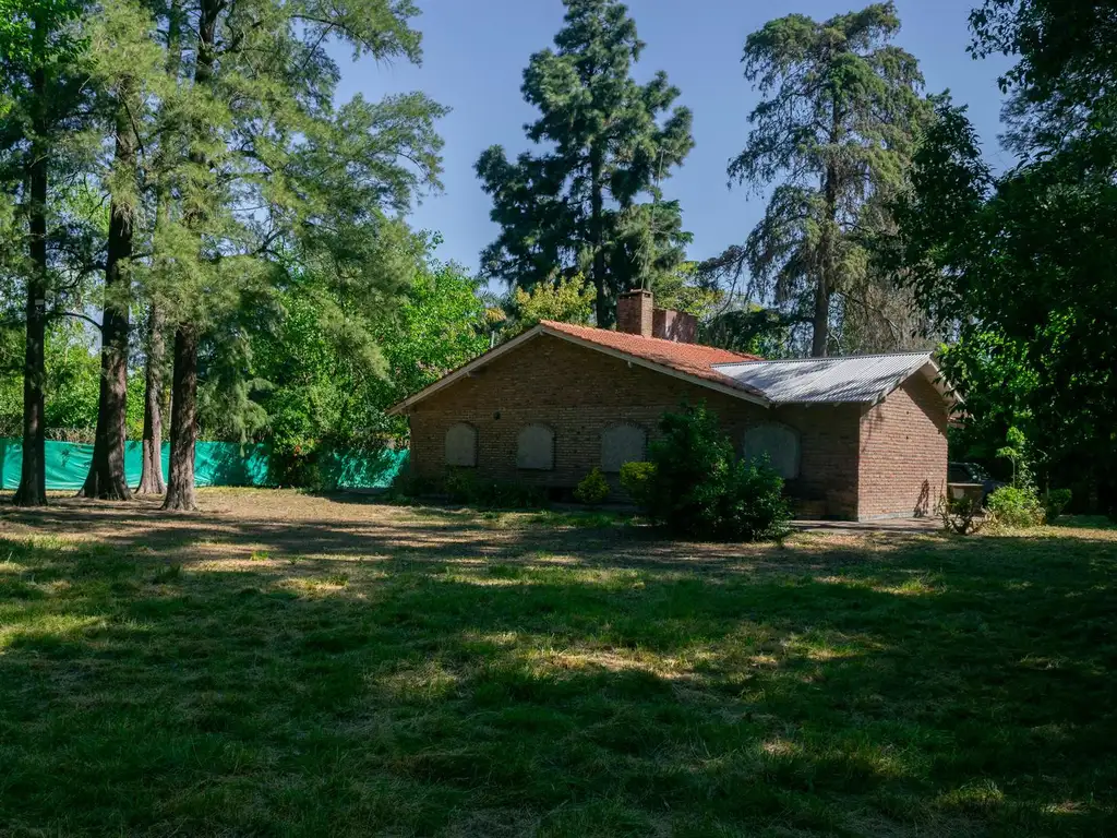 Terreno 1985m2 compuesto por 4 lotes. Con casa a reciclar.