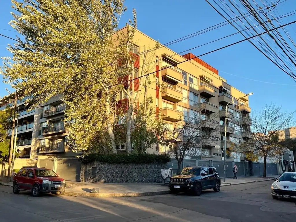 Departamento de tres ambientes con cocheras en Castelar Nort