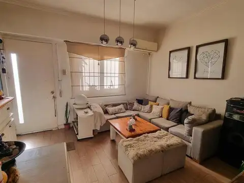 Muy buen PH  en Venta en Villa Adelina.