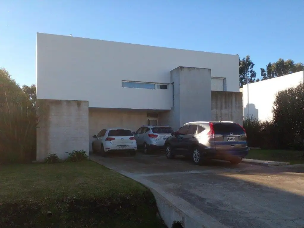 EXCELENTE CASA DE DISEÑO EN BARRIO PRiVADO RUMENCO -TILOS