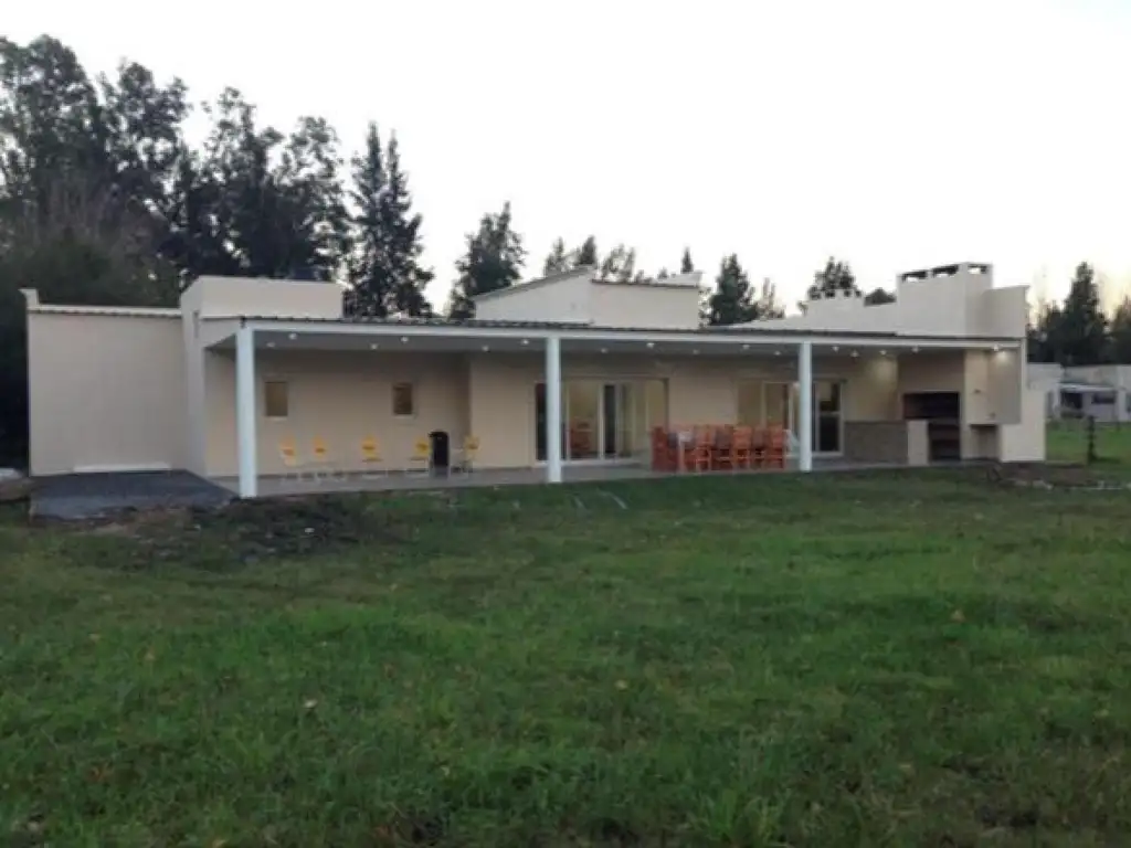 Casa venta 3 dormitorios 2 baños 1 parque  pileta 2560 mts 2 - Estancia Las Malvinas