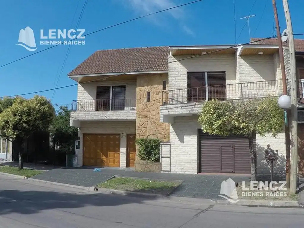 CHALET 4 AMB EN DOS PLANTAS, CON GARAJE Y PATIO CON PARRILLA -QUILMES OESTE