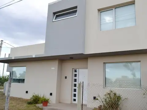 VENTA CASA DUPLEX 3 DORMITORIOS  Bo NACIONAL