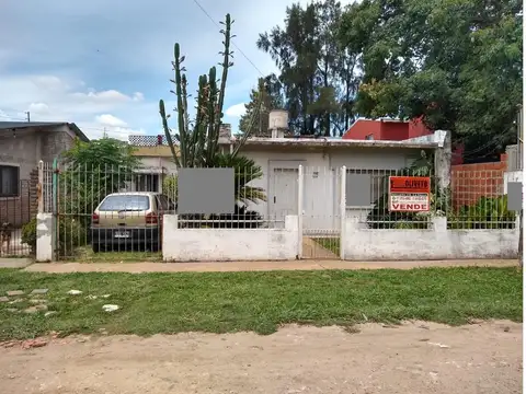 CASA ANTIGUA CON DEPENDECIA SOBRE CALLE DE TIERRA