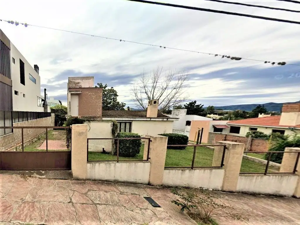 SE VENDE CASA - VILLA CARLOS PAZ - BARRIO BECCIUC