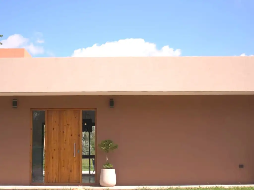 Excelente casa en venta, ubicado en barrio cerrado "La Sofia"