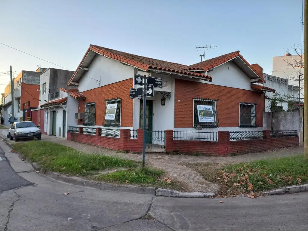 AGUSTIN ALVAREZ 4295 - CASA 4 AMBIENTES - VILLA MARTELLI - VENDE