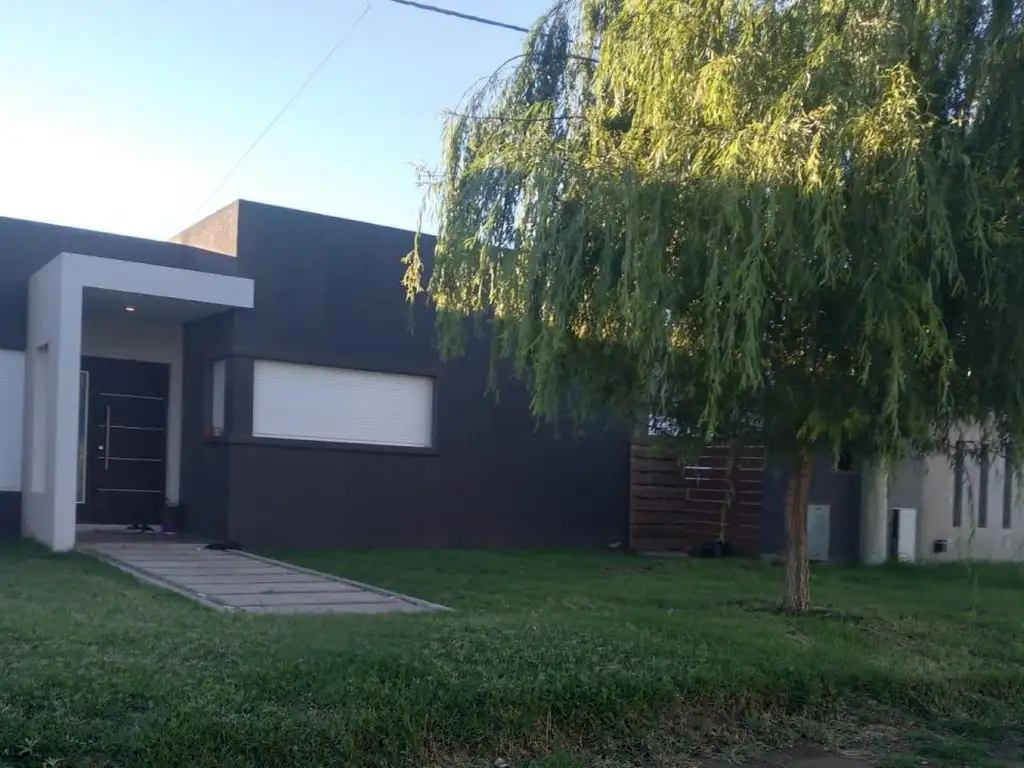 Casa en venta - 2 dormitorios 3 baños - 460mts2 - Bahía Blanca