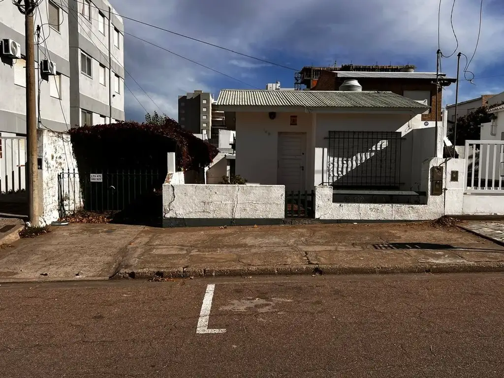 VENTA CASA DOS AMBIENTES CON PATIO MONTE HERMOSO