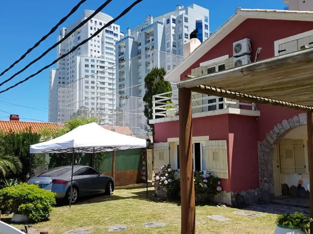 Vende casa en Playa Mansa, Punta del Este.