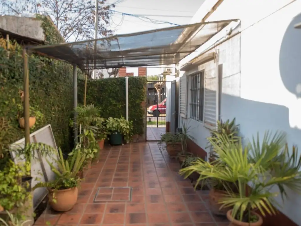 6 bis entre 93 y 94, Casa en Venta, La Plata.-