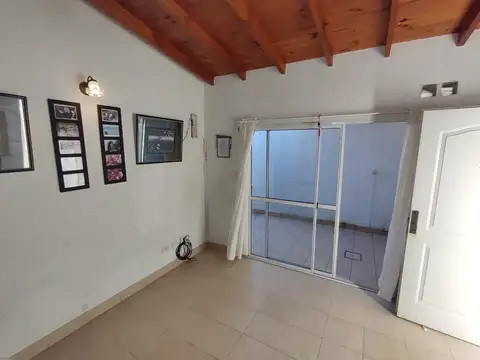 Venta de departamento 2 ambientes tipo casa con patio