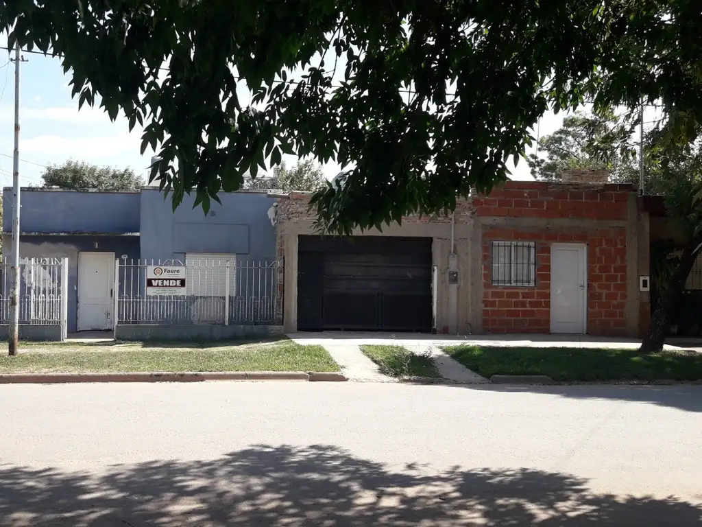 Vende esquina con 2 casas Colon