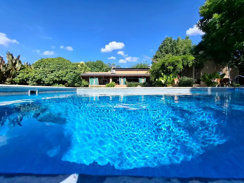 Casa venta 4 Dorm,Pileta,PERMUTA altos  manzanares