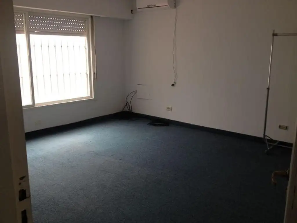 Oficina 25m2 en zona comercial. Opción de anexar otra oficina de 20m2.