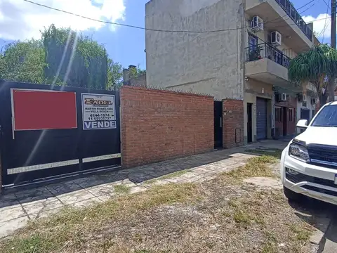 Casa a reciclar sobre lote de 10m x 32m en villa bosch