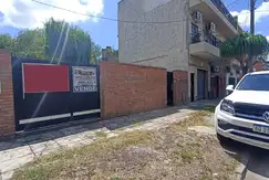 Casa a reciclar sobre lote de 10m x 32m en villa bosch