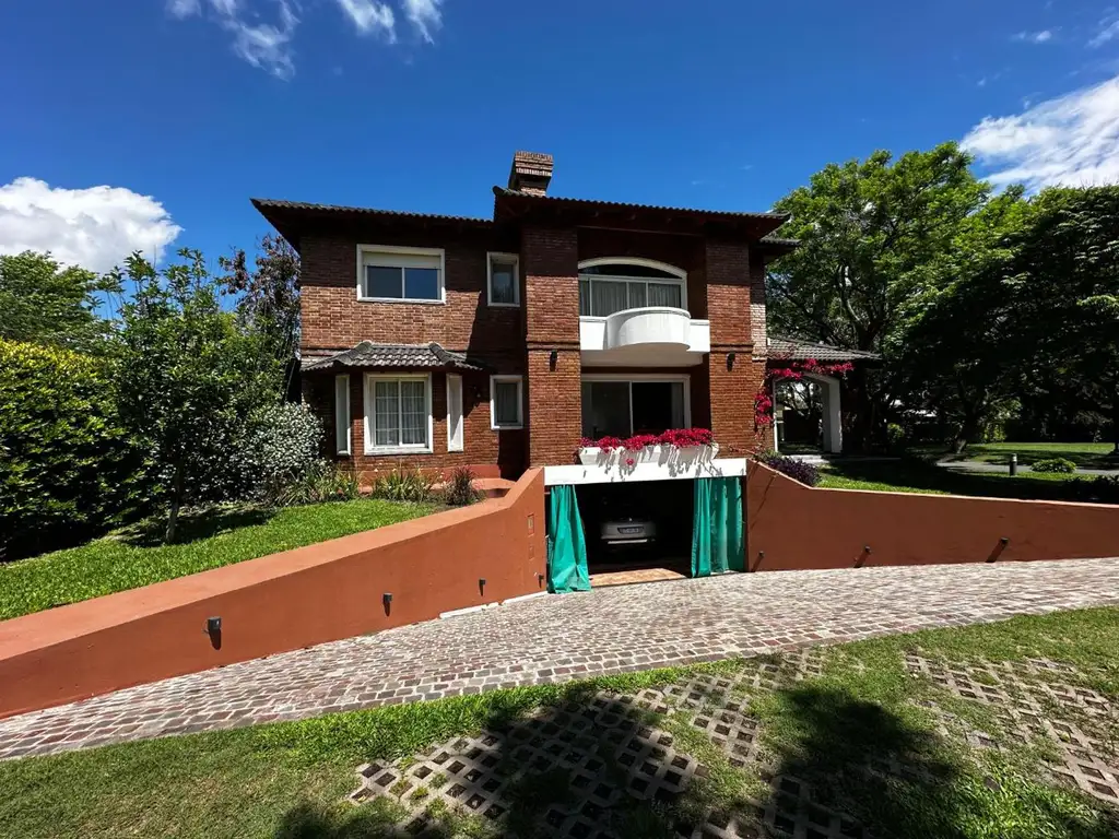 CASA CUATRO DORMITORIOS EN VENTA LA BAHIA PILETA