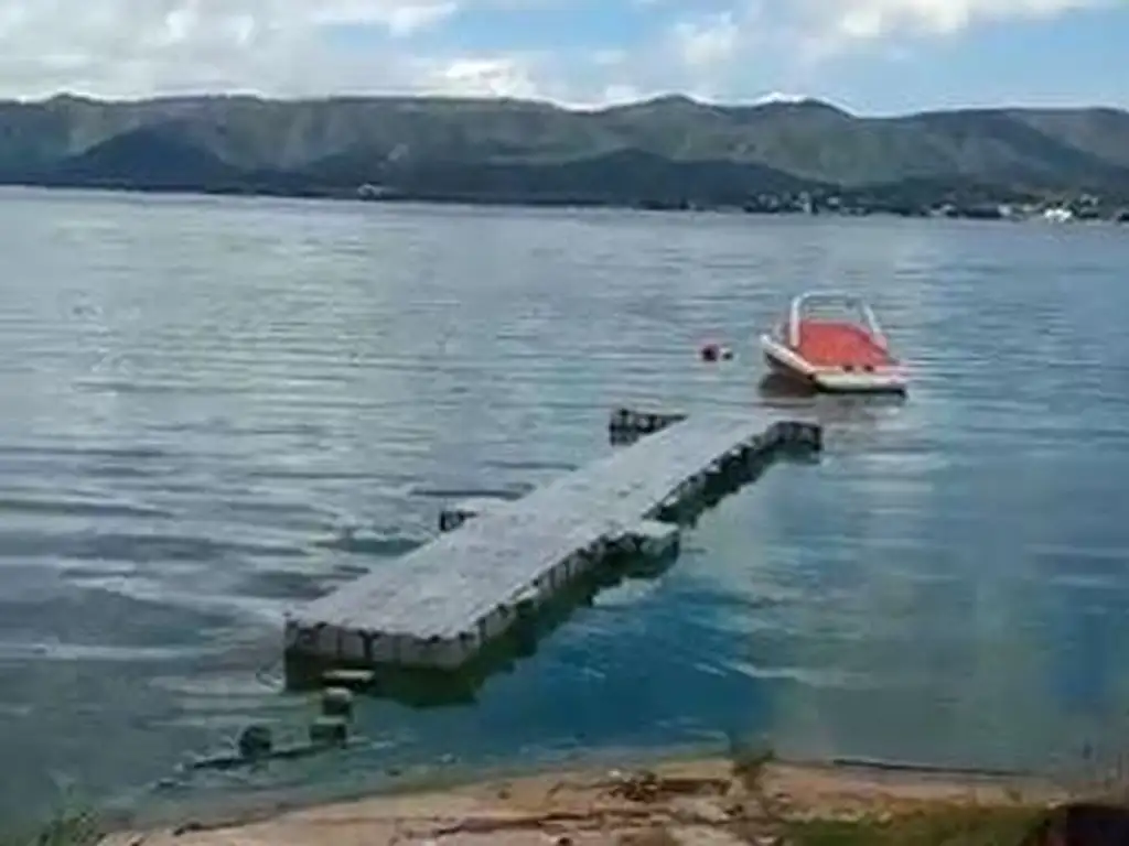 CATEGORIA CARLOS PAZ CASA CON MUELLE EN LAGO AZUL