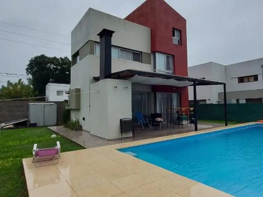 Casa en venta - 4 dormitorios 2 baños - Cochera - 300mts2 - Manuel B. Gonnet, La Plata