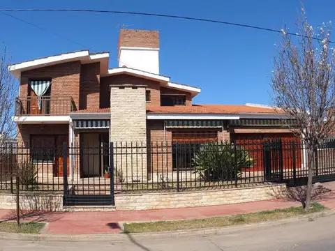 Se Vende Casa 5 Dormitorios Zona Norte Cerro de las rosas