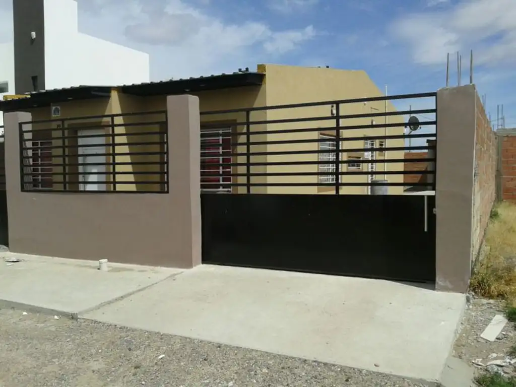 Casa - Venta - Argentina, PICO TRUNCADO - MARTINEZ 100