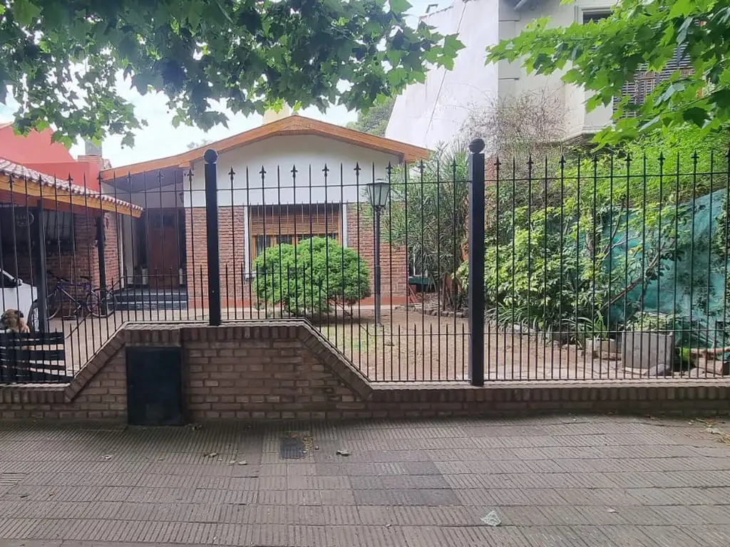 EN VENTA EN CIUDAD JARDIN CHALET DE 3 AMBIENTES 2 BAÑOS SOBRE LOTE DE 240M2 - FICHA 10175