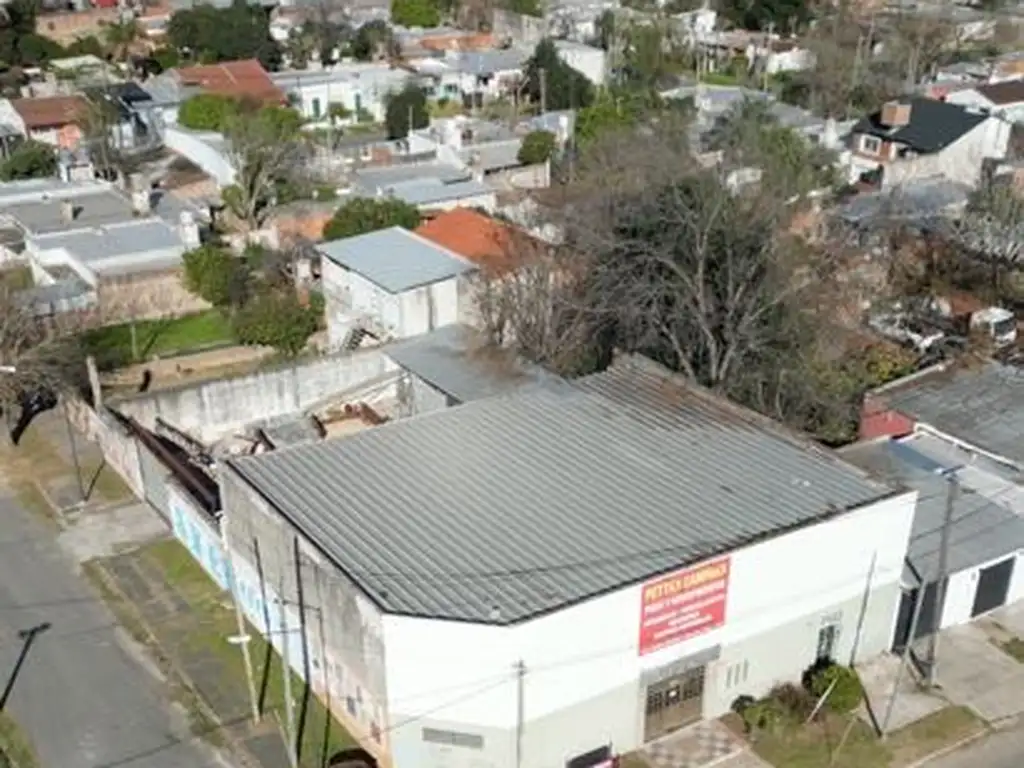 Galpón en zona comercial en venta