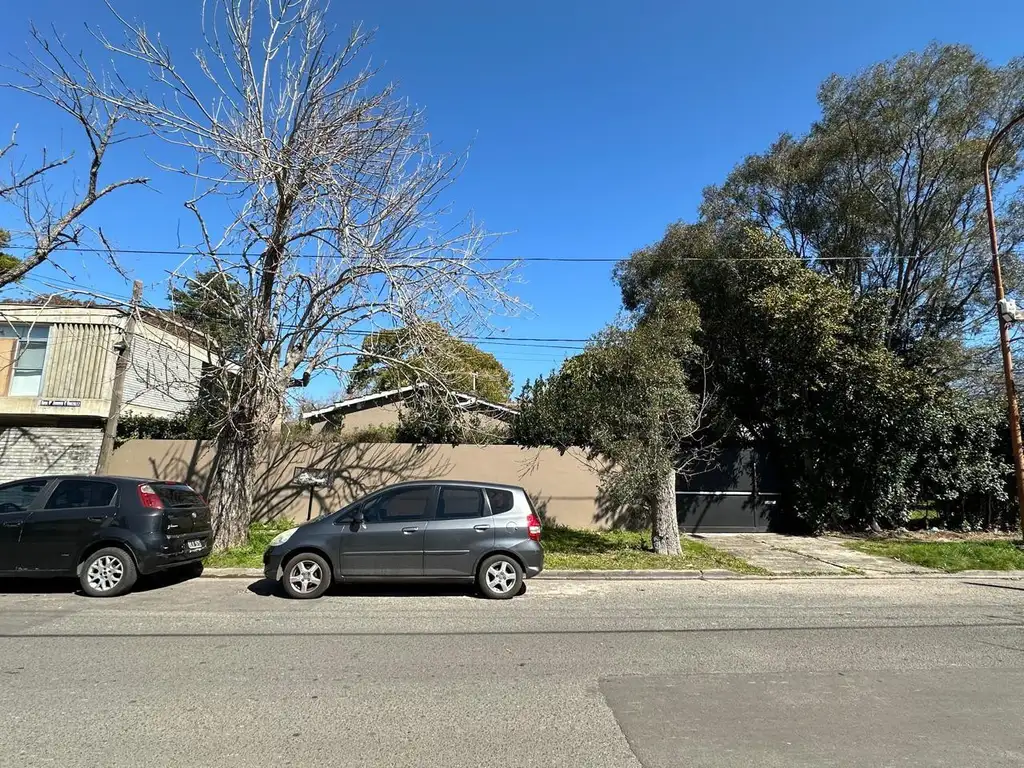 Terreno en City Bell con vivienda a refaccionar