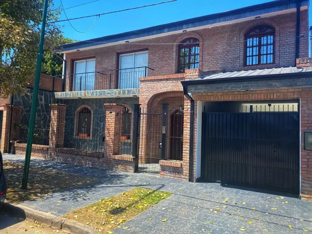 Casa en venta - 4 Dormitorios 6 Baños - Cochera - 500Mts2 - Grand Bourg, Salta