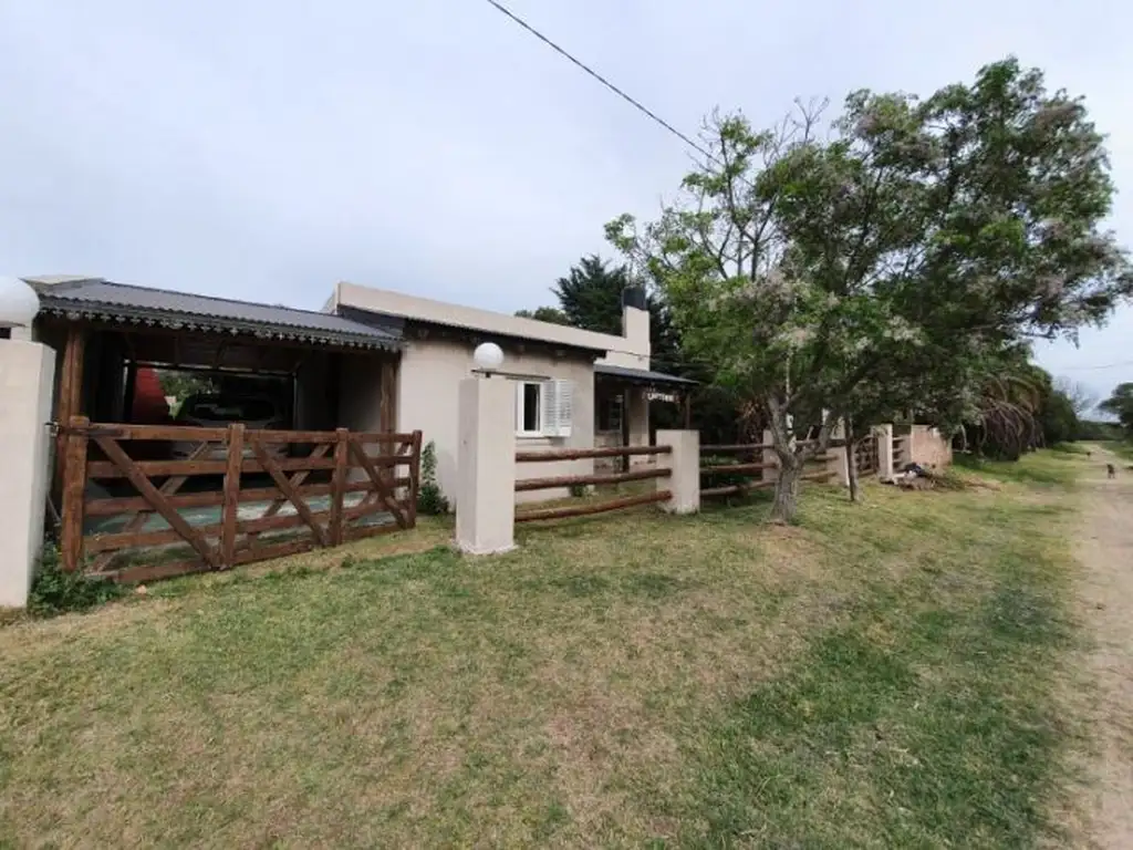 Casa quinta, dos dormitorios, con amplio jardín y pileta, excelente ubicación en Antelo