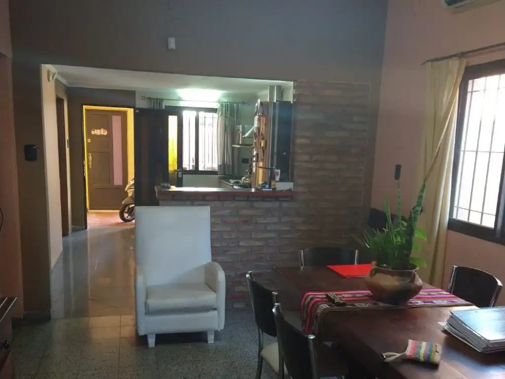 Casa en Venta, ambientes amplios ventilados e iluminados. Muy buen estado!