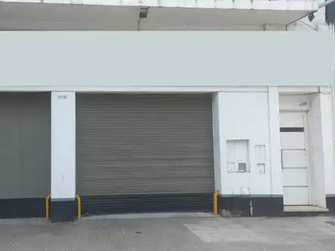 Excelente local doble ingreso vehicular  con inmejorable ubicacion . 230 m2  . Oficinas , baños, Vende dueño directo.