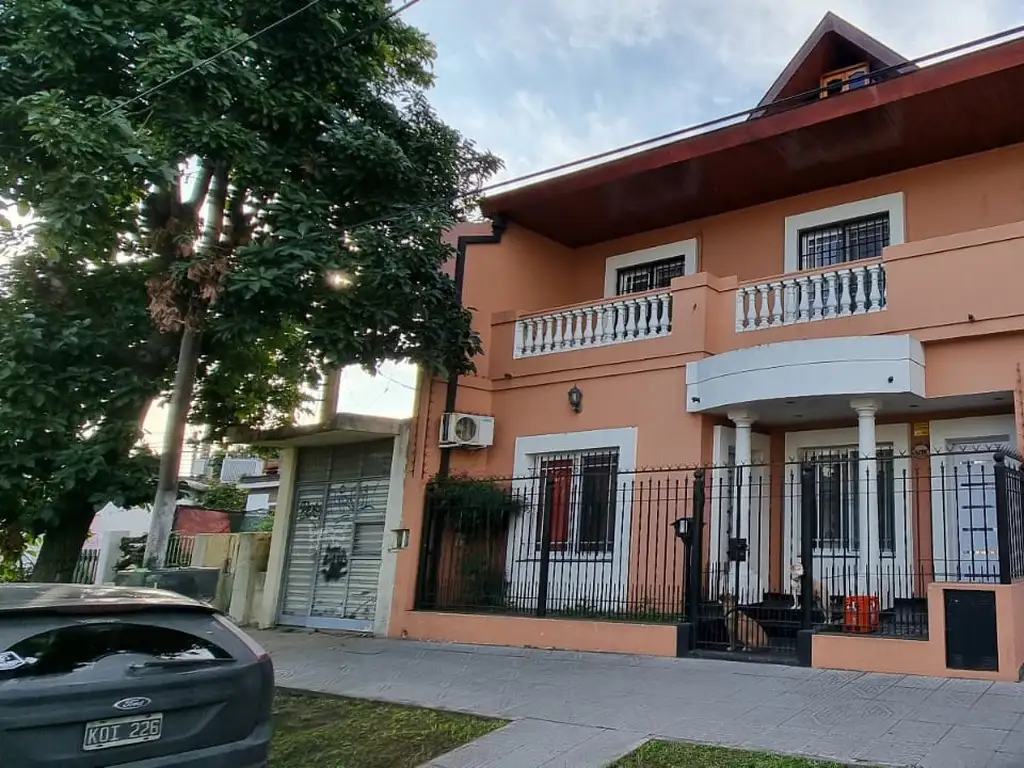 EN VENTA CHALET DE 4 AMBIENTES EN INMEJORABLE ZONA - FICHA 9194