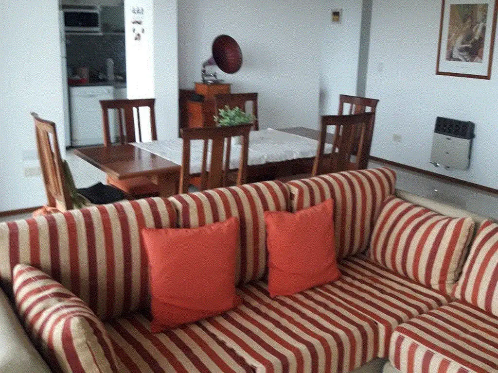 VENTA DEPTO. EN DÚPLEX DE 4 AMB. CON COCHERA S/ CALLE PICHINCHA AL 1300 (LANÚS E.) EXCELENTE ESTADO!