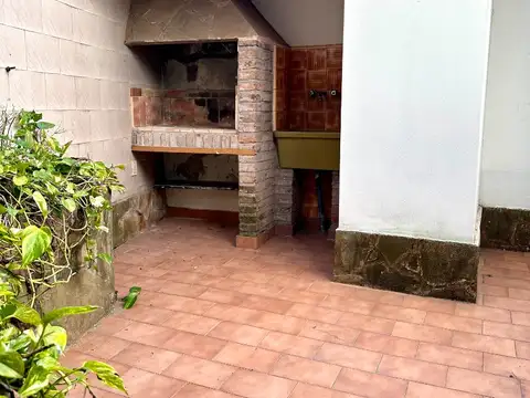 Casa de pasillo de dos plantas en el corazón de Abasto