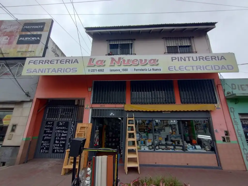 OPORTUNIDAD  - EN VENTA LOCAL CON TRES DEPARTAMENTOS EN BURZACO