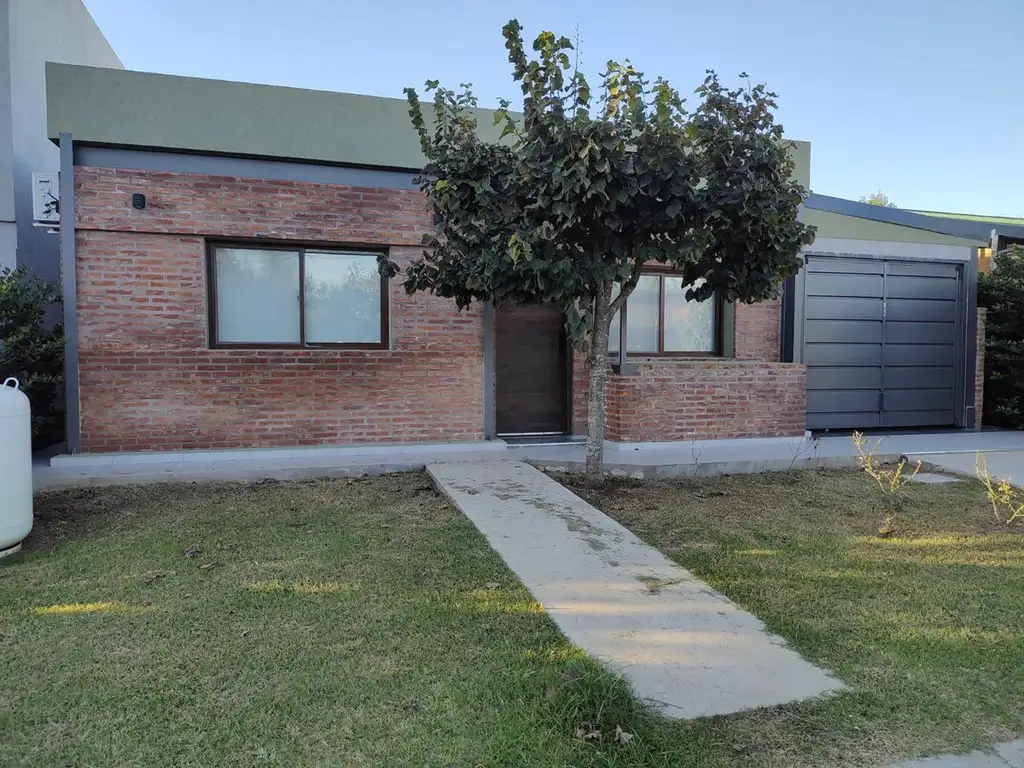 CASA DOS DORMITORIOS CON COCHERA BARRIO CERRADO