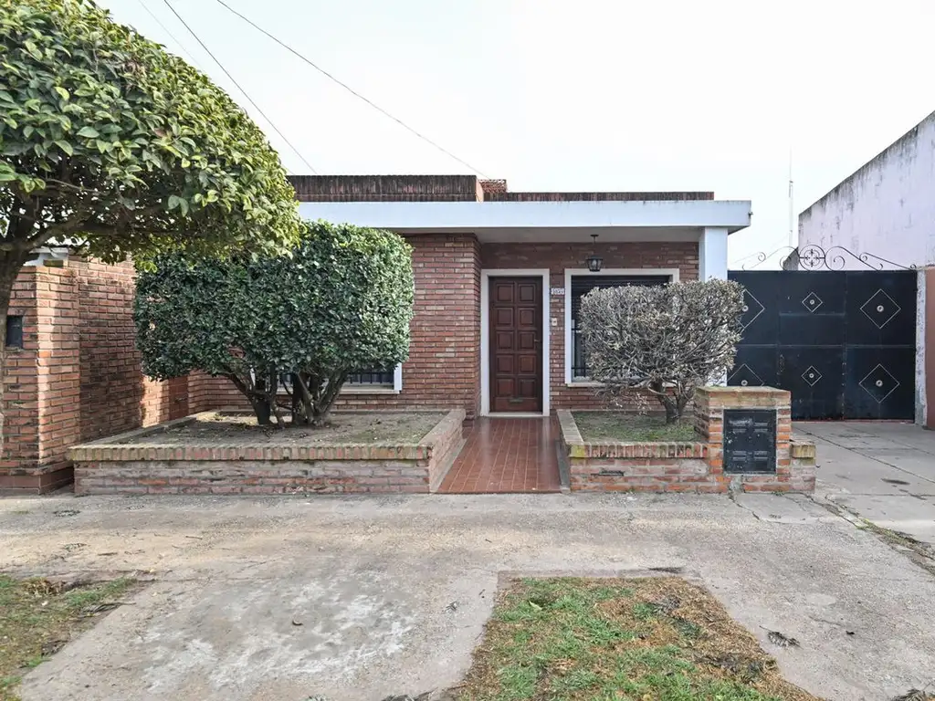 VENTA Casa 2 dormitorios con patio y pileta