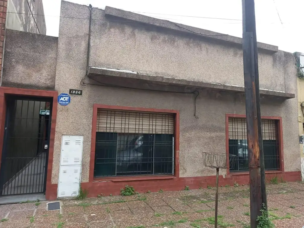 Venta de casa con 3 deptos en block