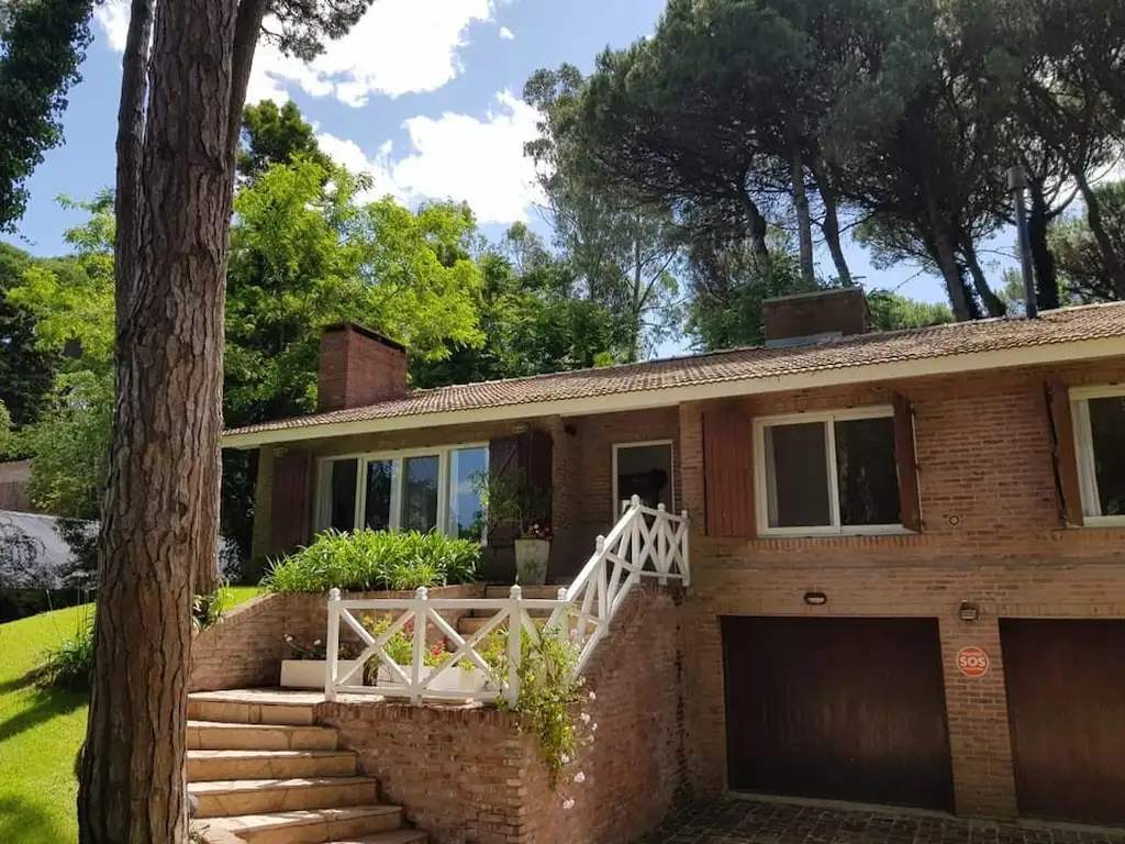 Gran casa en excelente ubicaciòn en Carilo.-