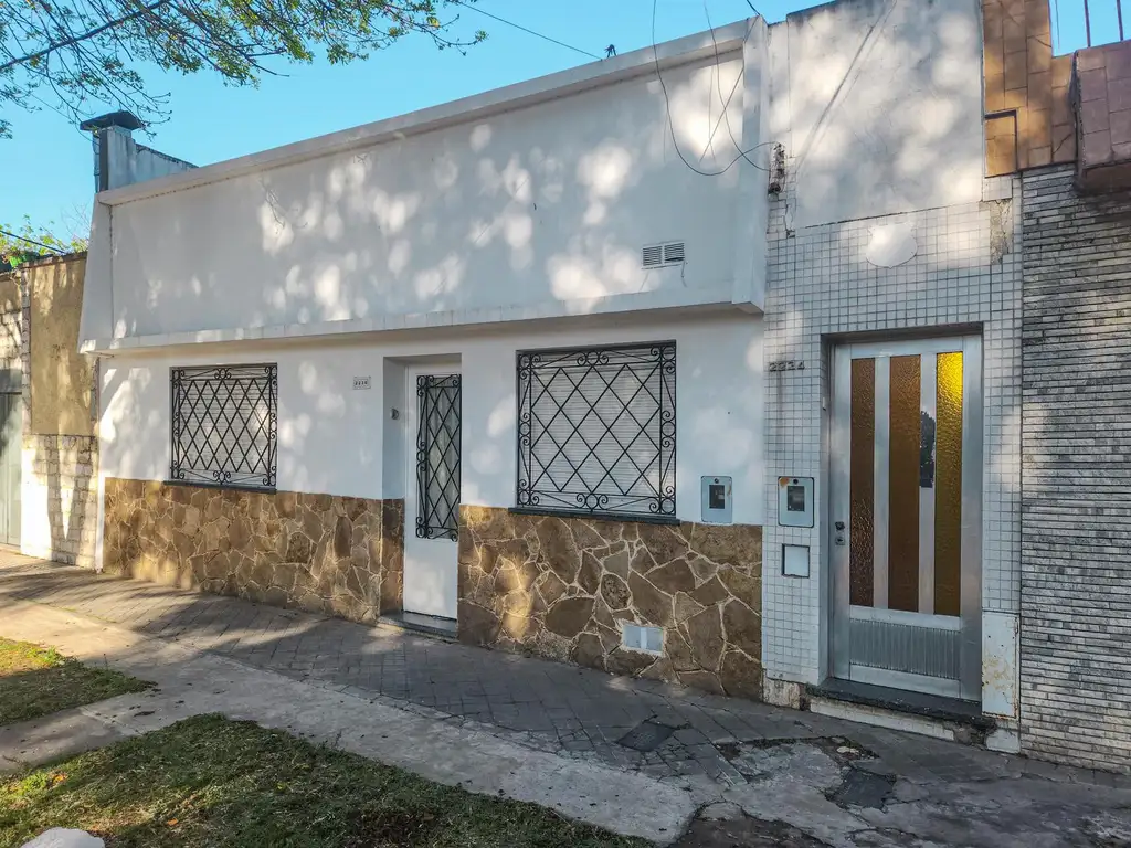 Casa al frente de 2 dormitorios con patio y terraza